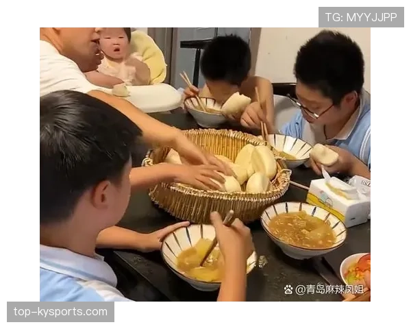 徐灿训练完啃馒头配白水，这自律看得我饭都吃不香了